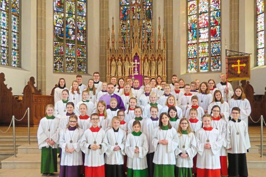 Gronau-43-neue-Messdienerinnen-und-Messdiener-in-St.-Agatha_image_1024_width